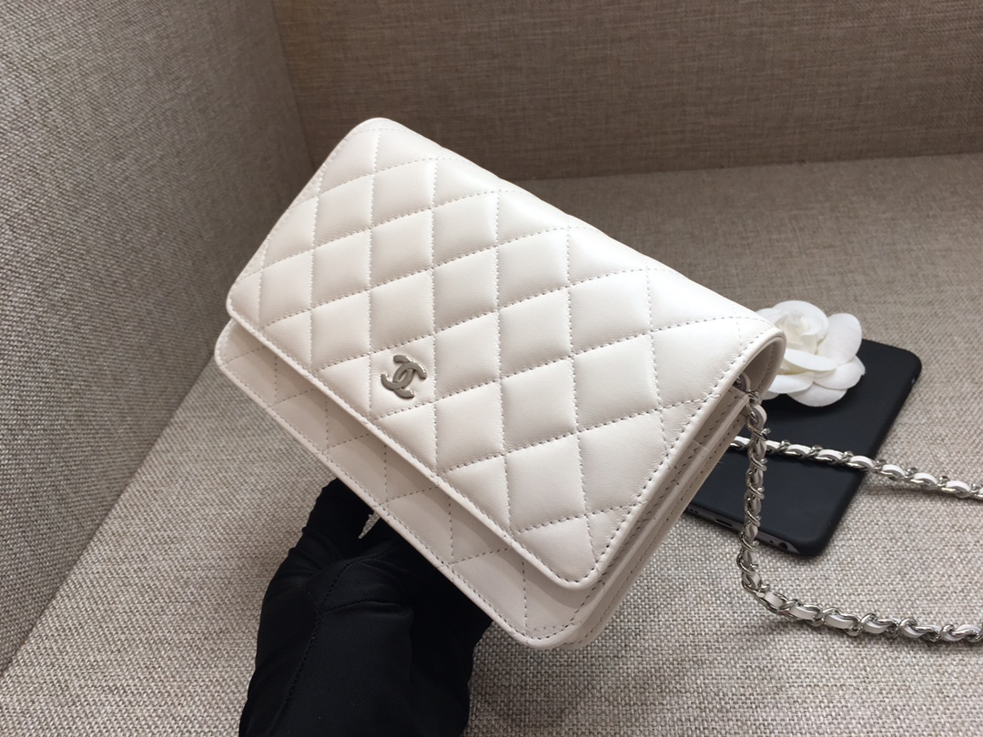 Lambskin Wallet On Chain Shoulder Bag A33814 White/Silver